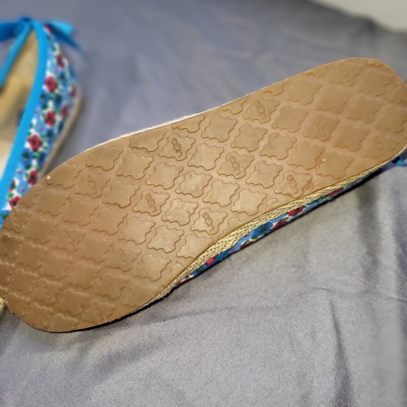 Ugg flower espadrilles. - Picture 2 of 4